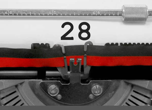 28 numara metin tarafından eski bir daktilo beyaz kağıda yazılmış
