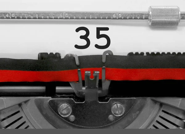 35 numara metin tarafından eski bir daktilo beyaz kağıda yazılı