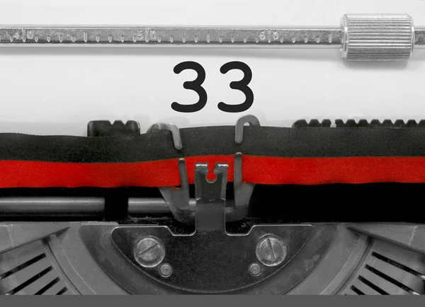 33 numara metin tarafından eski bir daktilo beyaz kağıda yazılmış
