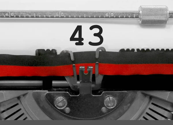 43 numara metin tarafından eski bir daktilo beyaz kağıda yazılmış
