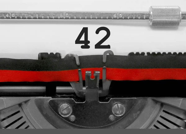 42 numara metin tarafından eski bir daktilo beyaz kağıda yazılmış