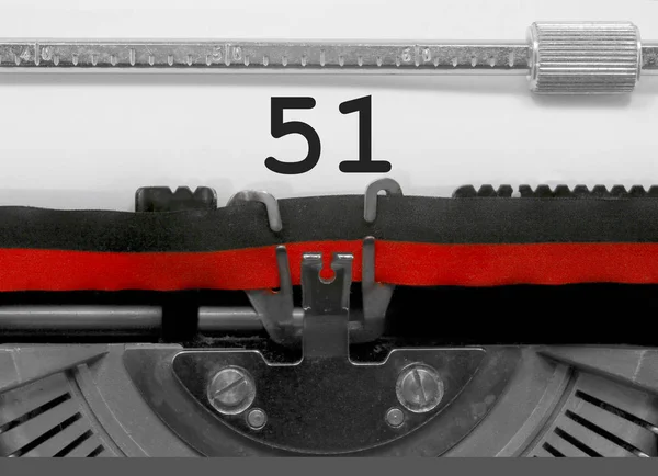 51 numara metin tarafından eski bir daktilo beyaz kağıda yazılmış