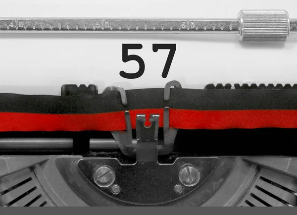 57 numara metin tarafından eski bir daktilo beyaz kağıda yazılmış