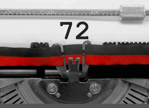 72 numara metin tarafından eski bir daktilo beyaz kağıda yazılmış