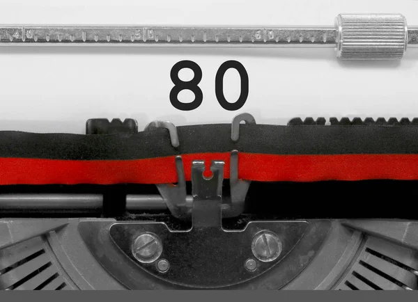 80 numara metin tarafından eski bir daktilo beyaz kağıda yazılmış