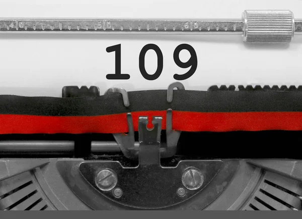 109 Nummer Tekst Geschreven Door Een Oude Schrijfmachine Wit Vel — Stockfoto