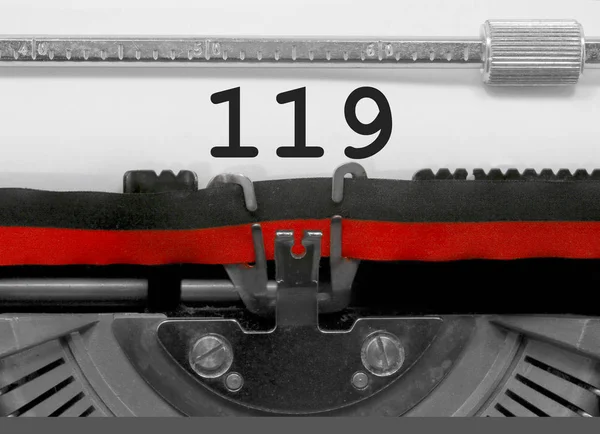 119 Numer Tekst Napisany Przez Stara Maszyna Pisania Białej Kartce — Zdjęcie stockowe