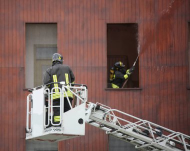 İtfaiye merdiven bir binanın üst katlarında ulaşmak ve bir yangın söndürmek için
