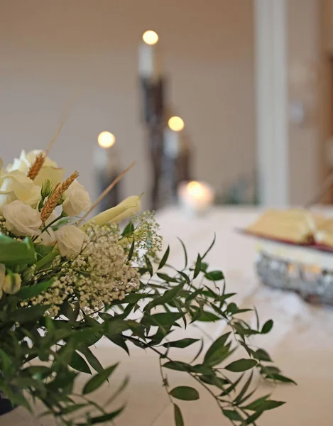 Vaas Van Vele Bloemen Een Altaar Kerk Kaarsen Achtergrond — Stockfoto