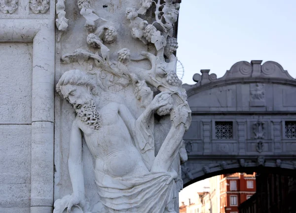 老雕像与胡子的人整齐的叹息桥在意大利威尼斯 — 图库照片