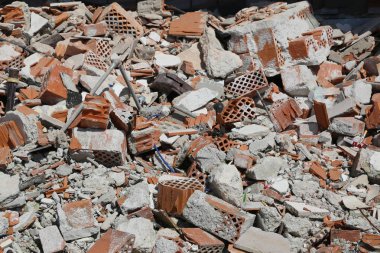 Birçok tuğla harcı ve çimento yıkılan evin