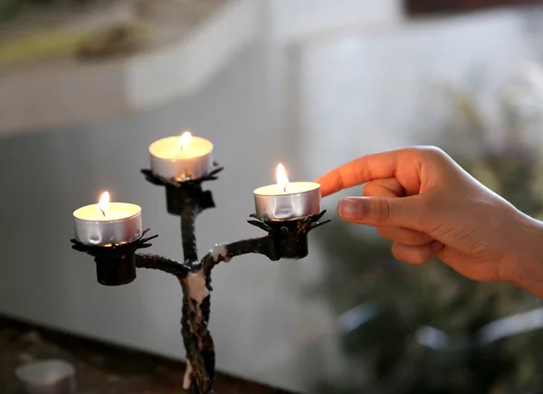 Hand Eines Gläubigen Der Der Kirche Eine Kerze Anzündet Eines — Stockfoto