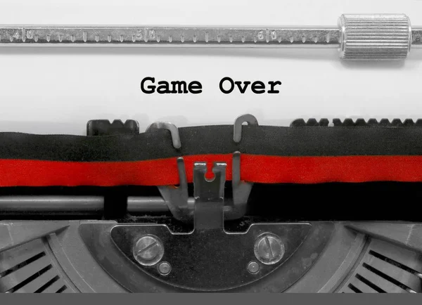 白いシートの古いタイプライターで書かれたゲーム オーバー テキスト — ストック写真