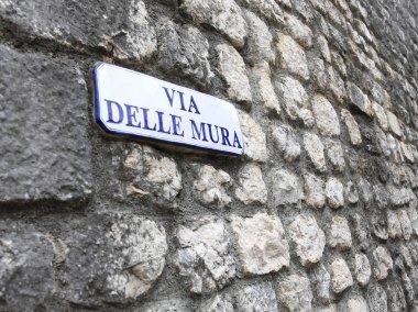 Venzone Kuzey İtalya'daki küçük bir kasaba duvarlarının yol anlamına gelir duvar ve sokakların adı olarak