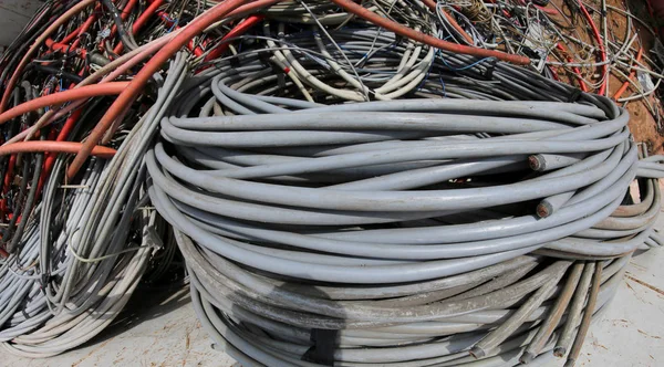 废物处理设施中的一堆电线 — 图库照片