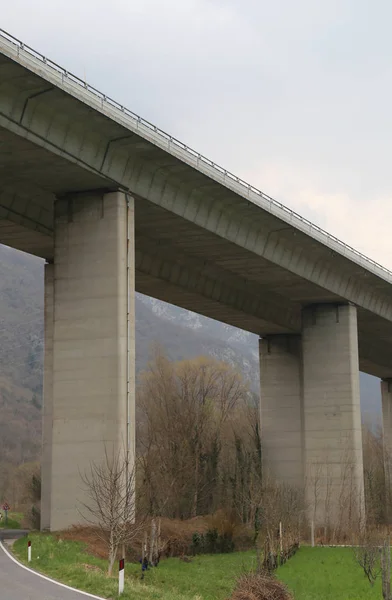 山の谷を渡るコンクリート道路高架橋 — ストック写真