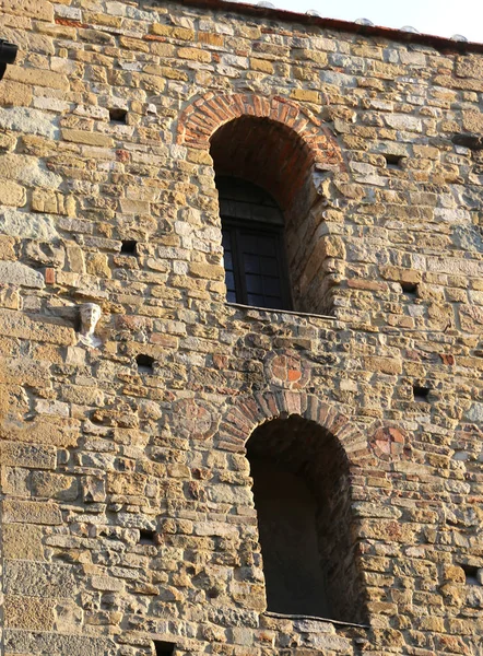 Bir Baş Heykeli Ile Antik Palace Pencereden Dışarı Baktı Kaldı — Stok fotoğraf