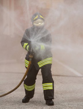 Bir egzersiz sırasında bir yangın söndürmek için yangın söndürme itfaiye kullanır