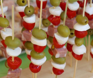 Zeytin, bufala, mortadella ve brunch, kırmızı domates, mozzarella peyniri ile pek çok şiş
