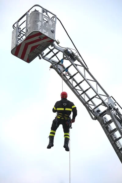 Πυροσβέστης Κρέμονται Στην Πλατφόρμα Δράσης — Φωτογραφία Αρχείου