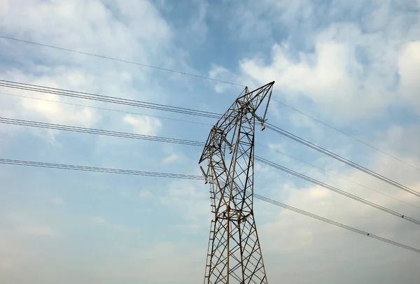 Pilone Alta Tensione Con Cavi Elettrici Trasporto Energia Elettrica — Foto Stock