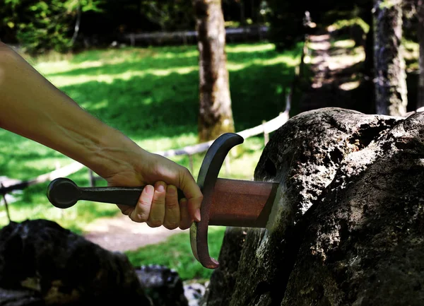 Épée Magique Excalibur Bras Chevalier Dans Forêt — Photo