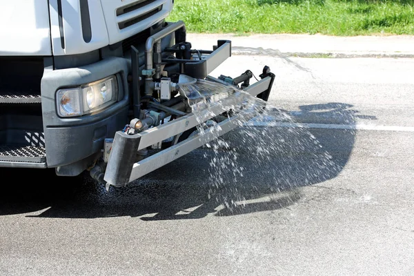 城市的卡车清洗街道用水和肥皂喷气机 — 图库照片