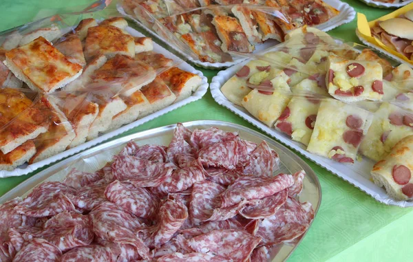 Muchas Bandejas Con Alimentos Como Salami Pizza —  Fotos de Stock