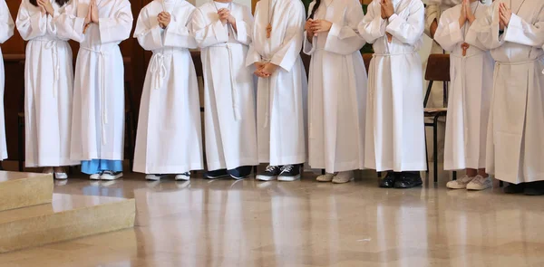 Beaucoup Jeunes Première Communion Dans Église Pendant Sainte Messe — Photo