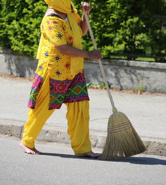 Sikhisk Kvinna Med Kvasten Gatan Religiösa Ceremonin — Stockfoto