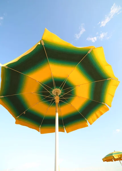 Sonnenschirm Und Blauer Himmel Sommer Von Unten Gesehen — Stockfoto
