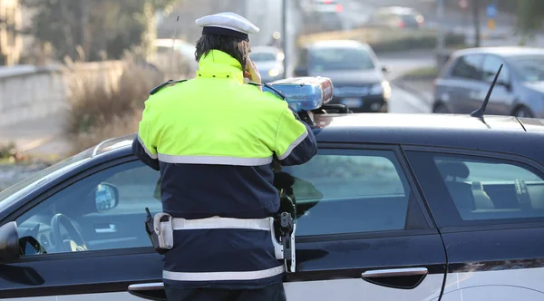 Policía Italiano Con Una Chaqueta Fosforescente Mientras Habla Por Teléfono — Foto de Stock