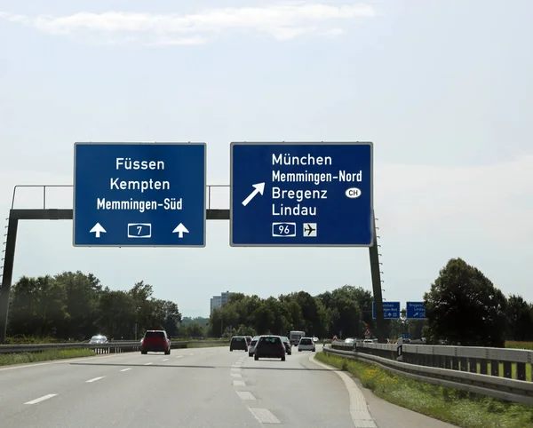 Velké Dopravní Značky Pokyny Státní Hranice Rakouské Dálnici Městě — Stock fotografie