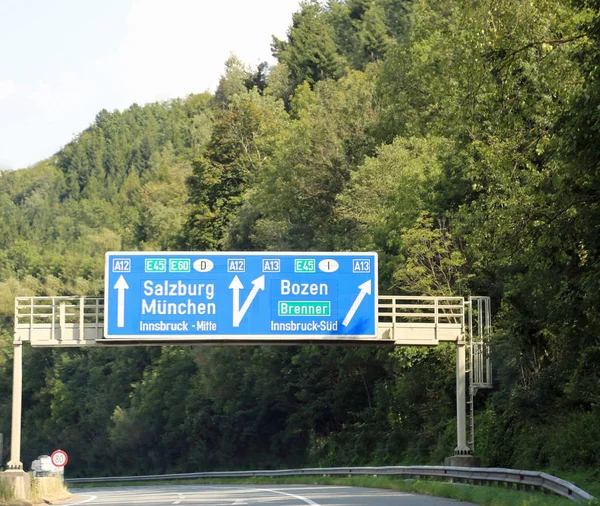 Дорожные Знаки Указаниями Городам Государственным Границам Австрийской Автомагистрали — стоковое фото