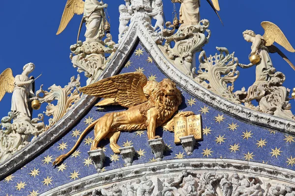 意大利威尼斯大教堂前立面上有翅金黄狮子 — 图库照片