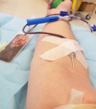 kol ve genç gönüllü kan bağışı sırasında