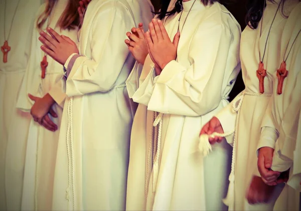Kinder Mit Langer Weißer Tunika Bei Der Erstkommunion Der Kirche — Stockfoto