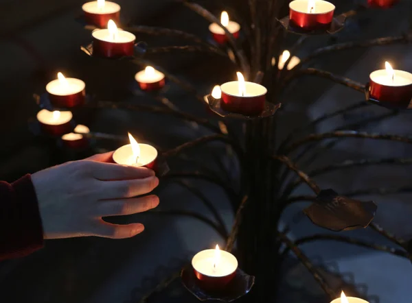 Barn Tar Ett Ljus Kyrkan Heliga Mässan — Stockfoto