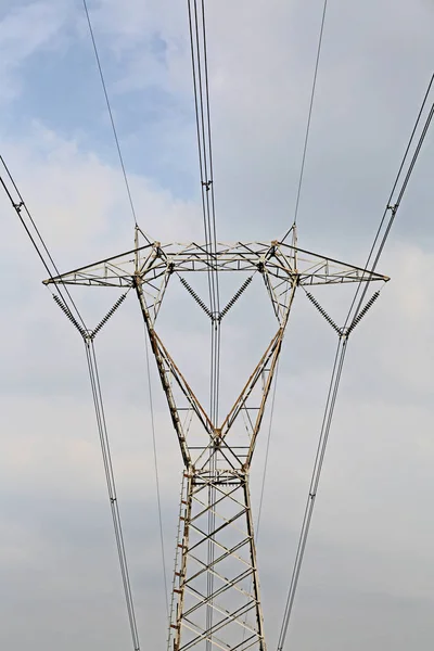 Pilón Alto Voltaje Con Cables Eléctricos Cielo Azul — Foto de Stock
