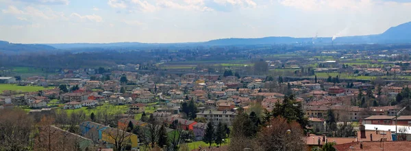 イタリア北部の Gemona 都市の広いパノラマ — ストック写真