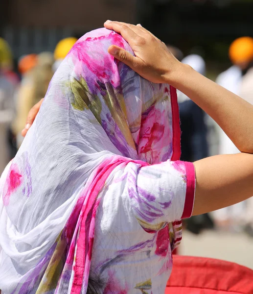 Sikh Donna Con Velo Bianco Rosa Sulla Testa Durante Una — Foto Stock