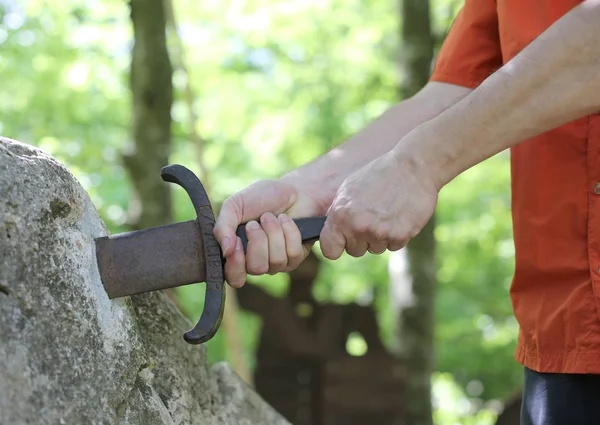 Duas Mãos Menino Leva Uma Espada Mágica Chamada Excalibur Floresta — Fotografia de Stock