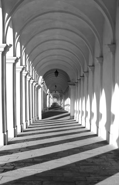 维琴察意大利的长门廊 似乎从来没有结束导致的圣殿 Berico 致力于我们的夫人与黑白效果和阴影 — 图库照片