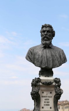 Florence, İtalya - 23 Ağustos 2015: Eski Benvenuto Cellini heykeli ünlü İtalyan sanatçı müzisyen büstü ve kuyumcu eski köprüde. Sadece içerik kullanımı