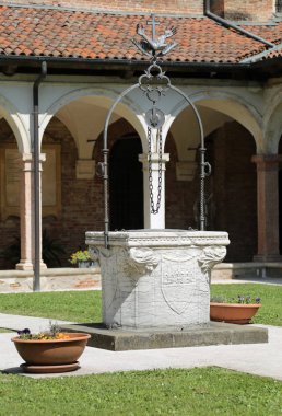 Vicenza, İtalya - 22 Nisan 2018: eski antik manastır manastır Saint Lawrence kuyuda Chiostro di San Lorenzo İtalyan dili denir.