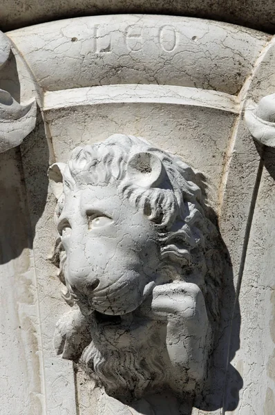 意大利威尼斯 2016年7月14日 在公爵宫殿附近的圣马克广场上一列狮子雕像的细节 文本狮子座意味狮子在拉丁语语言 — 图库照片