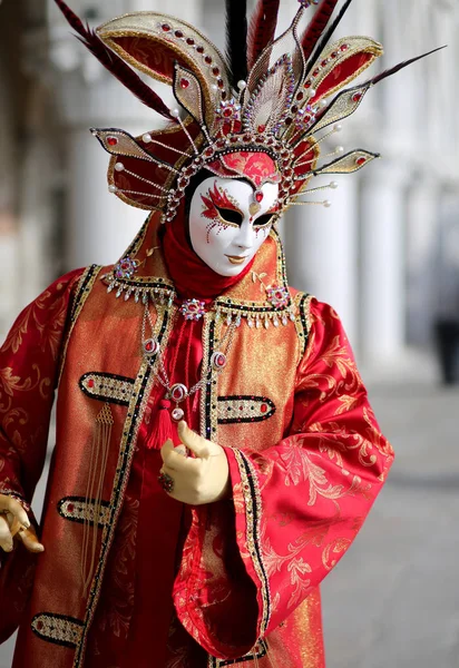 Venecia Italia Febrero 2018 Hombre Mascara Disfraz Rojo Durante Festival — Foto de Stock