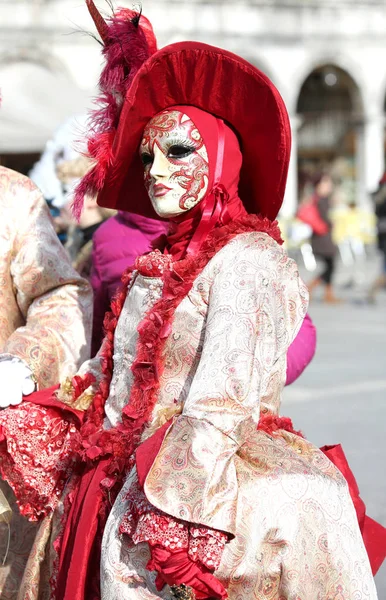 意大利威尼斯 2018年2月5日 狂欢节节日期间在圣马克广场戴面具的红女人 — 图库照片