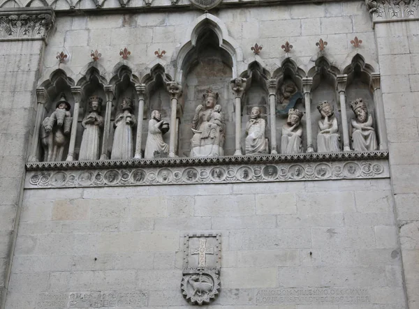 意大利 Gemona 2018年4月1日 三国王雕像也索三圣经的麦琪在古大教堂的门面上 — 图库照片