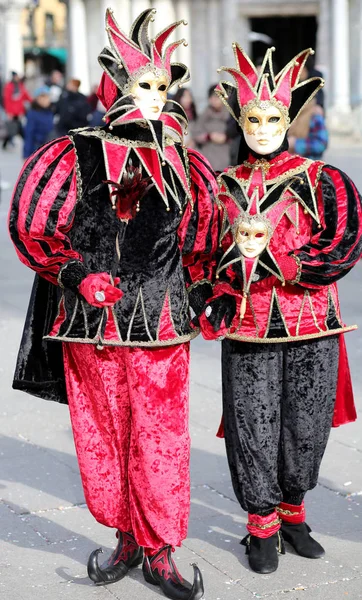 意大利威尼斯 2018年2月5日 在圣马克广场附近狂欢节节日期间身着黑色和红色面具的人们 — 图库照片